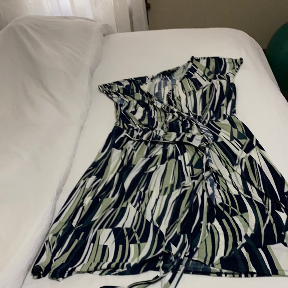 Slightly worn banana republic outlet blue white green wrap jersey material dress